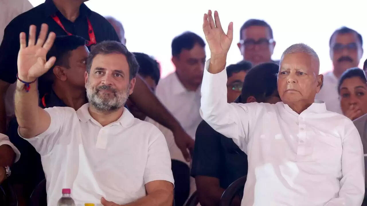 राहुल गांधी ने बिहार में शुरू की 'वोटर अधिकार यात्रा', 1300 किलोमीटर का सफर