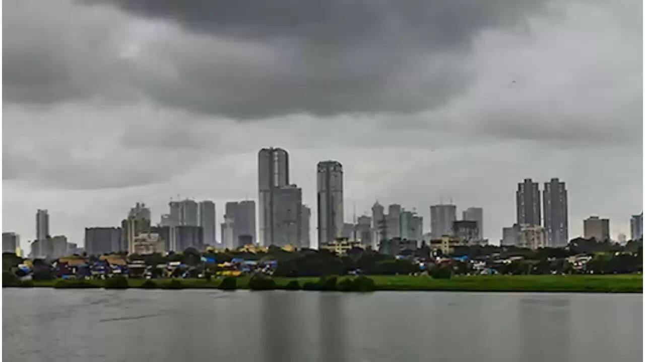मुंबई में बारिश का कहर: रेड और ऑरेंज अलर्ट जारी