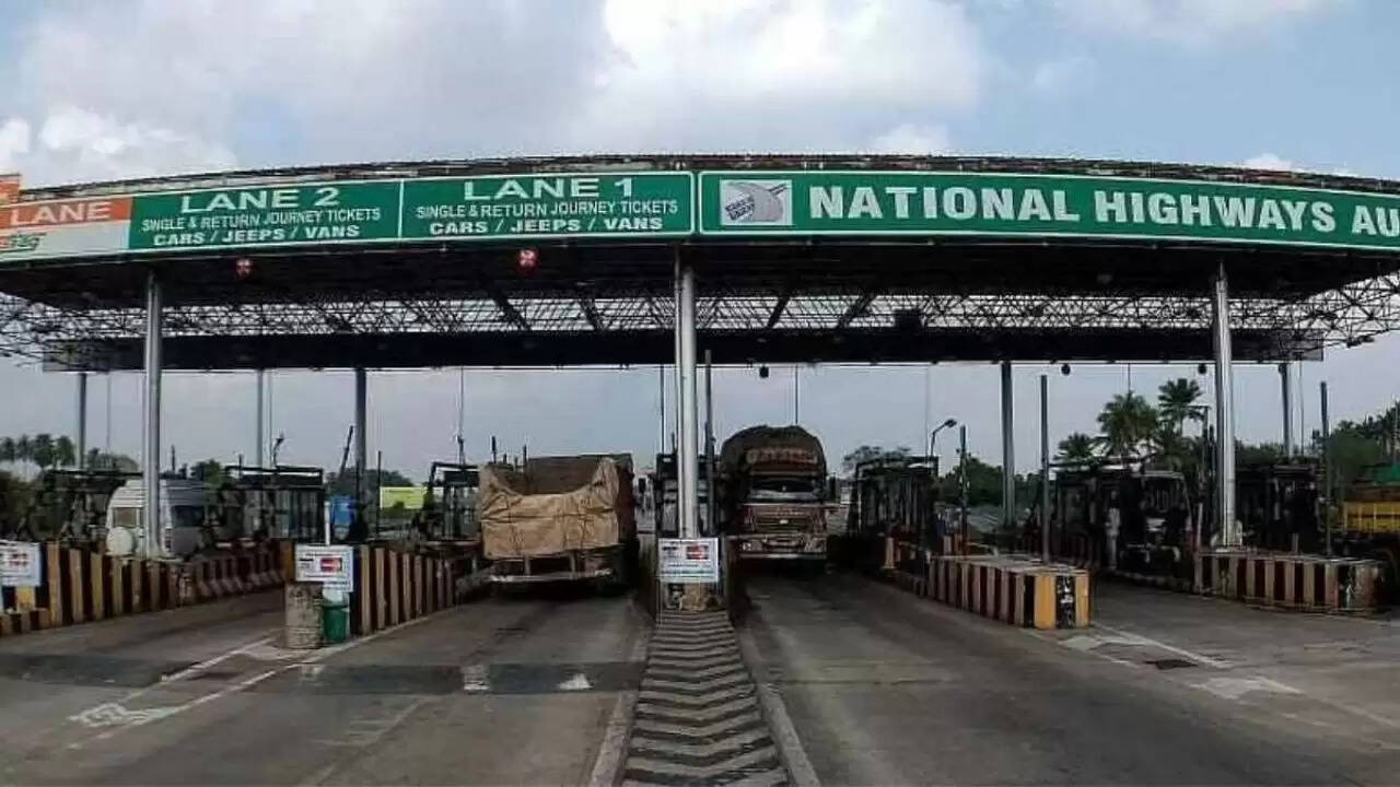 केंद्र सरकार ने राष्ट्रीय राजमार्गों पर टोल शुल्क में 50% की कटौती की घोषणा की