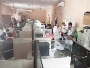 ग्रामीणों का प्रदर्शन: बिजली कटौती से सरल केन्द्र में काम प्रभावित