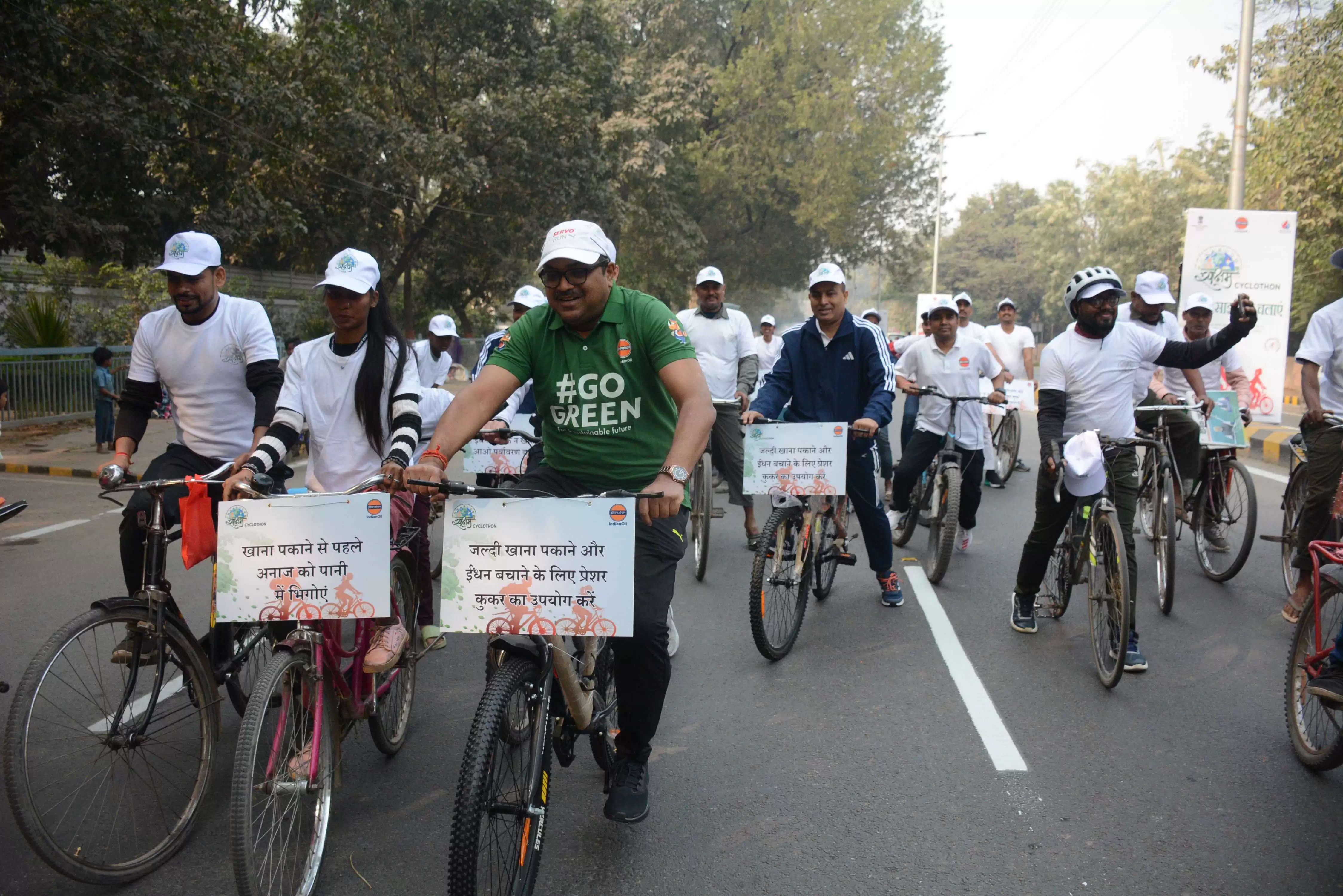 इंडियन आयल के साईंक्लोथॉन को झंडी दिखाकर रवाना करते कार्यकारी निदेशक संजीव कुमार चौधरी