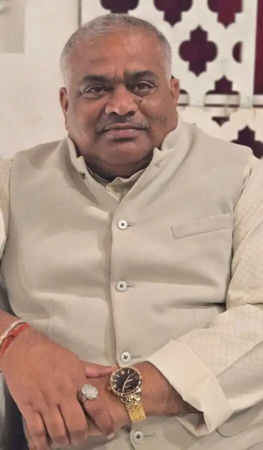 कांग्रेस का विरोध: शहीद पूरन बहादुर थापा की मूर्ति हटाने पर हंगामा