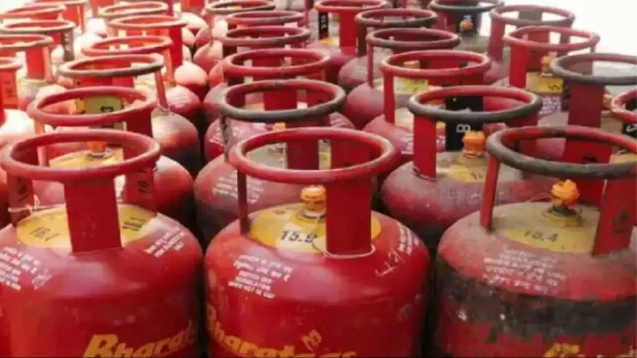 कॉमर्शियल LPG सिलेंडर की कीमतों में कमी, होटल और रेस्तरां को मिलेगी राहत