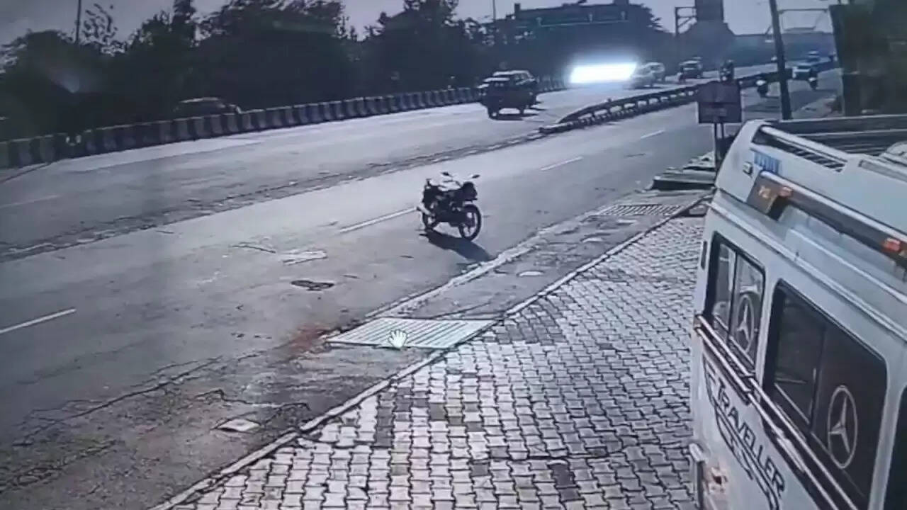 हापुड़ में अनोखा सड़क हादसा: बिना सवार के दौड़ी बाइक