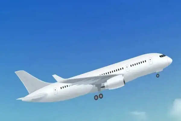 लखनऊ में विमान की इमरजेंसी लैंडिंग: धुएं से यात्रियों में हड़कंप