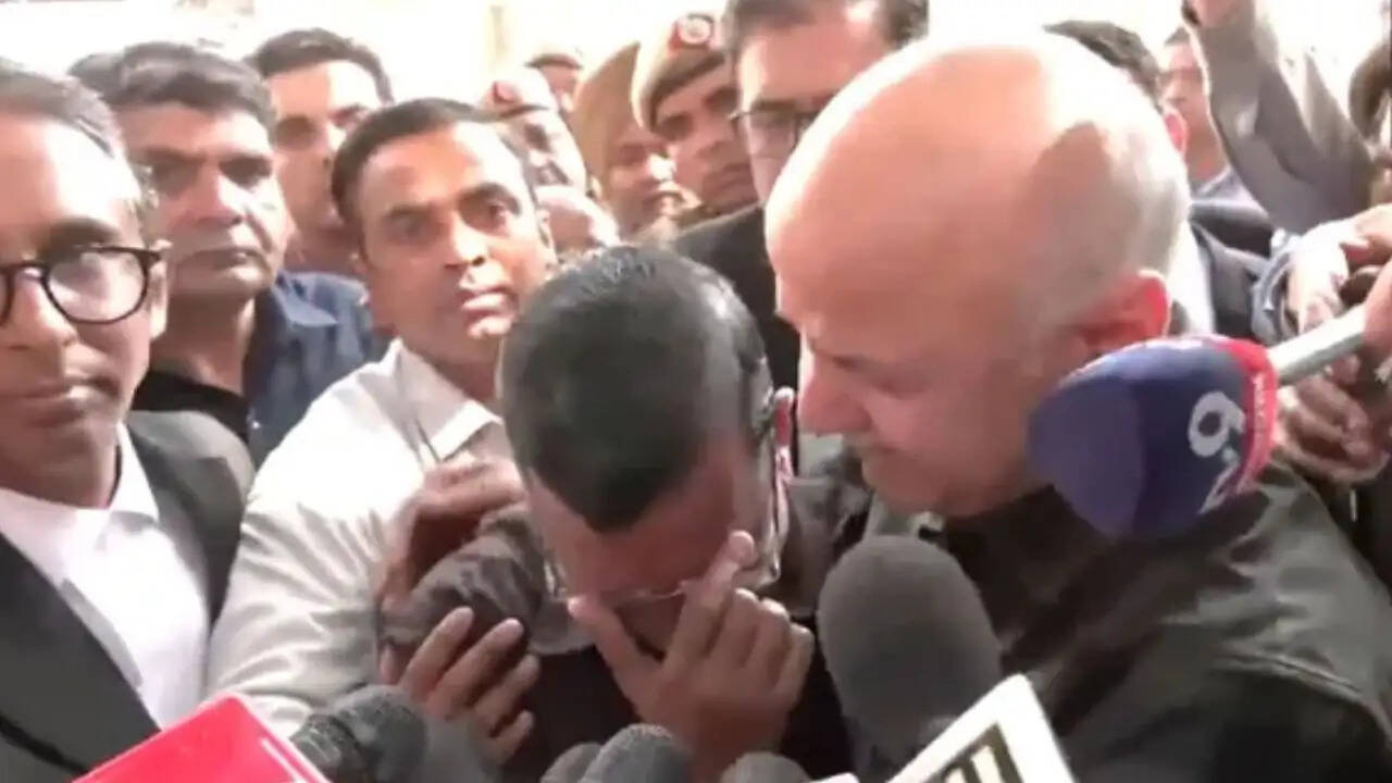 दिल्ली के पूर्व मुख्यमंत्री अरविंद केजरीवाल का भावुक पल: अदालत ने सभी आरोपियों को दी राहत