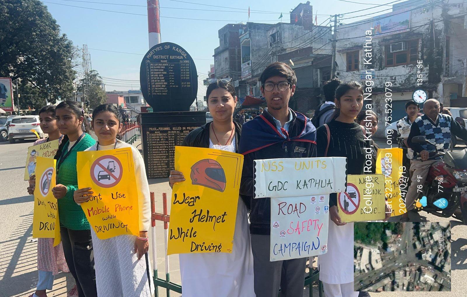 एनएसएस स्वयंसेवकों ने सड़क सुरक्षा एवं यातायात नियमों के प्रति किया जागरूक