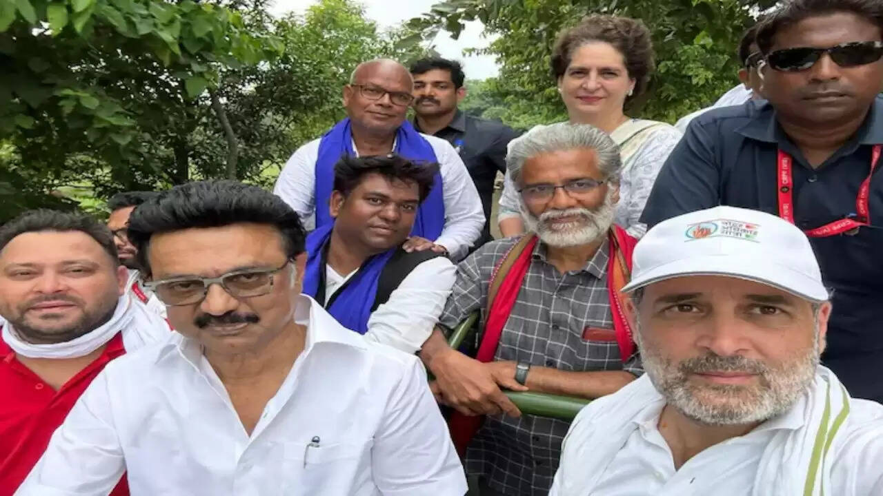 बिहार में वोटर अधिकार यात्रा में शामिल हुए एमके स्टालिन और प्रियंका गांधी