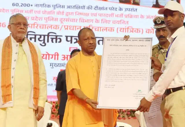 योगी आदित्यनाथ ने यूपी पुलिस में 936 नए प्रधान परिचालकों को नियुक्ति पत्र सौंपे