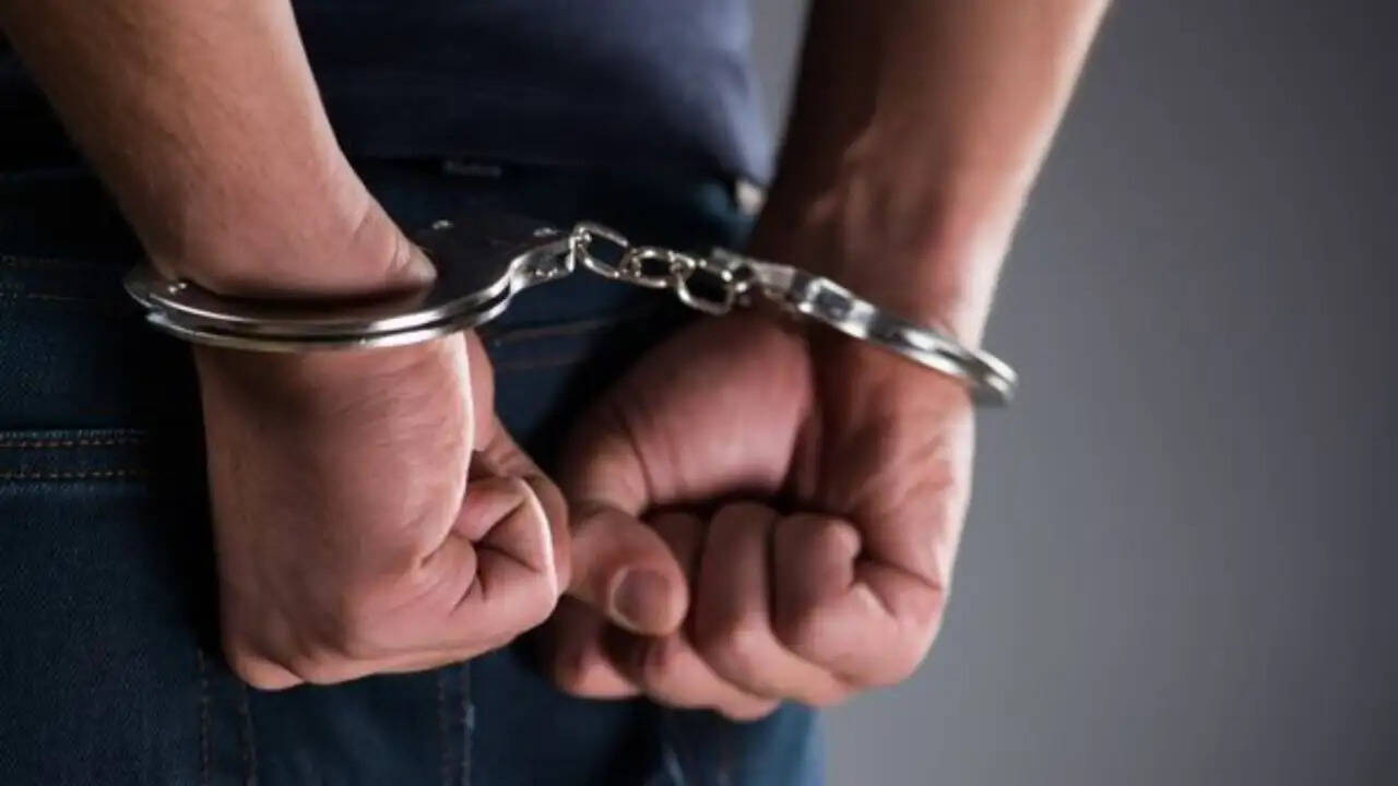 पश्चिम बंगाल के सीएम के पीए की हत्या में वांछित मोनू ने बलिया में किया आत्मसमर्पण