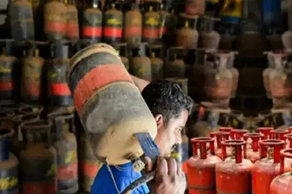 कमर्शियल LPG सिलेंडर की कीमतों में भारी वृद्धि, घरेलू उपभोक्ताओं को राहत