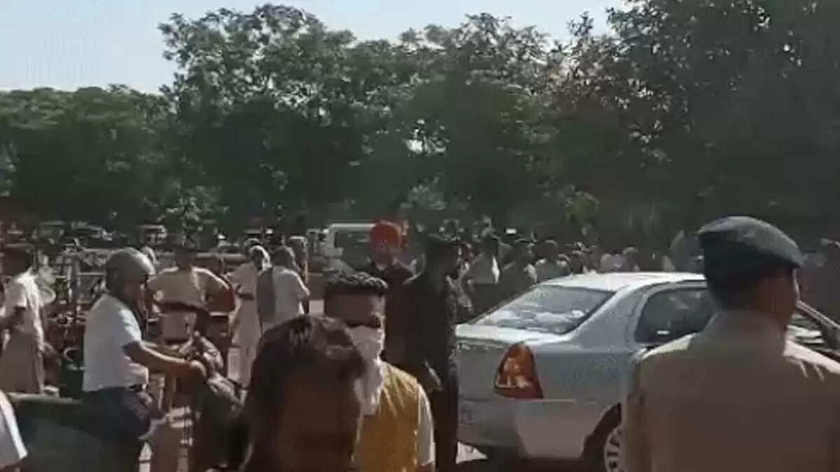 चंडीगढ़ में अवैध दुकानों का ध्वस्तीकरण: 25 दुकानदारों की आजीविका पर संकट