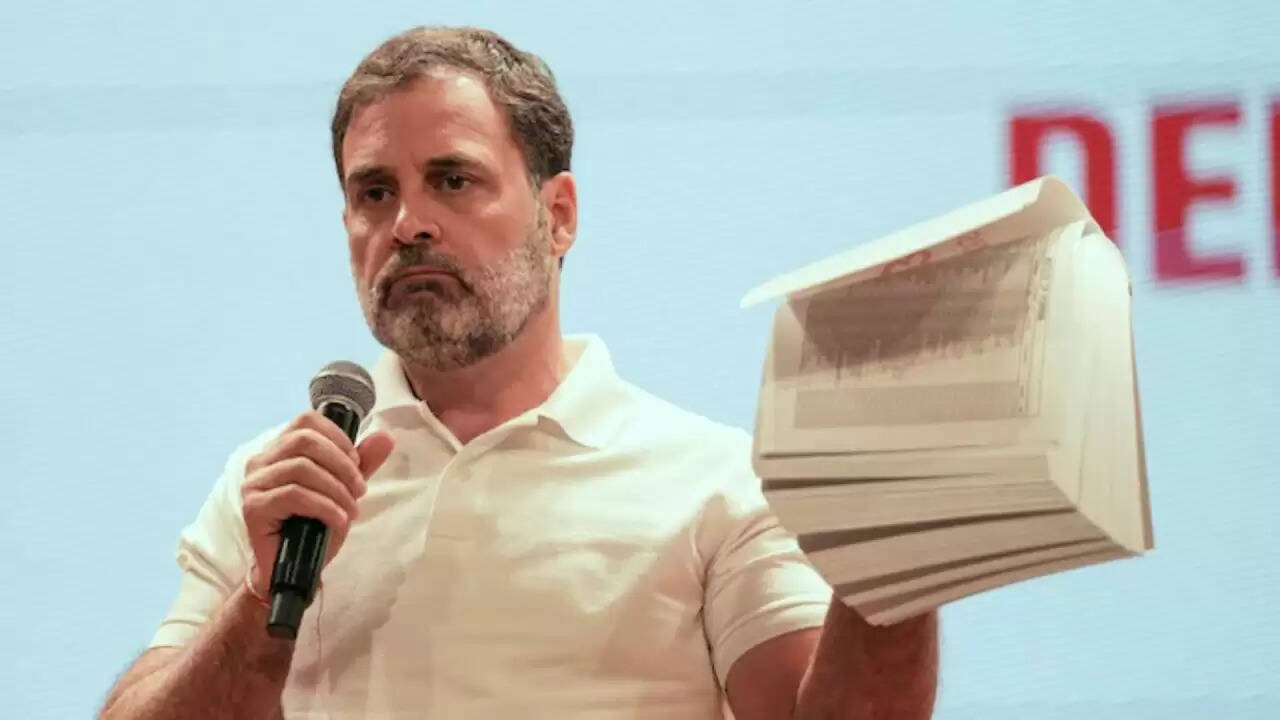 राहुल गांधी और चुनाव आयोग के बीच फर्जी मतदाता सूची पर बढ़ता विवाद