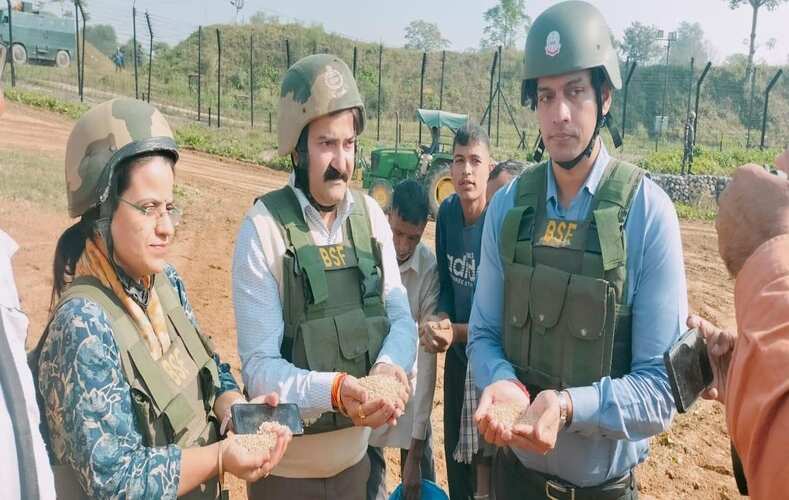 हीरानगर सेक्टर में भारत पाक अंतर्राष्ट्रीय सीमा पर गेहूं की बुआई शुरू, डीसी कठुआ ने किया उद्घाटन