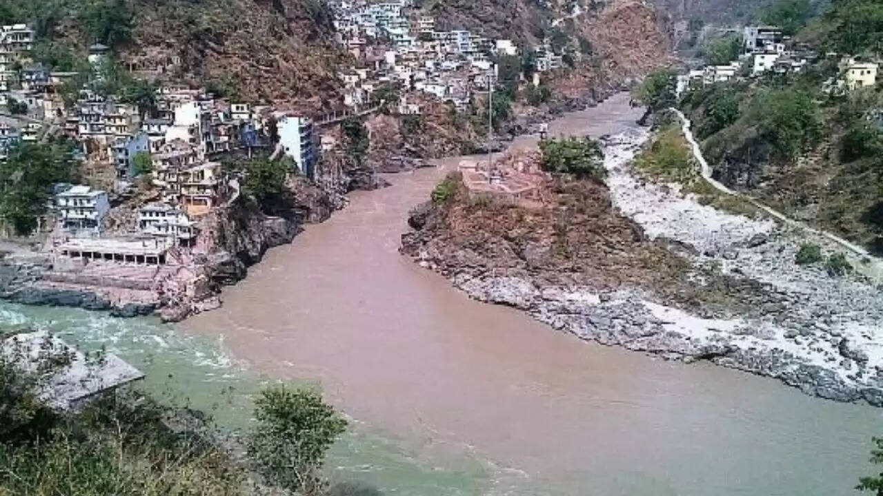 धराली में बाढ़ ने भागीरथी नदी का मार्ग बदल दिया
