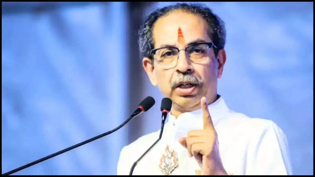 उद्धव ठाकरे का महाराष्ट्र सरकार पर हमला: मुंबई की अहमियत को कम करने का आरोप