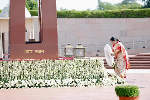 दिल्ली की मुख्यमंत्री ने कारगिल विजय दिवस पर शहीदों को श्रद्धांजलि दी