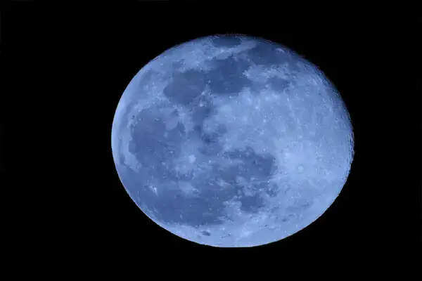 आज रात आसमान में दिखेगा दुर्लभ ब्लू मून और माइक्रोमून