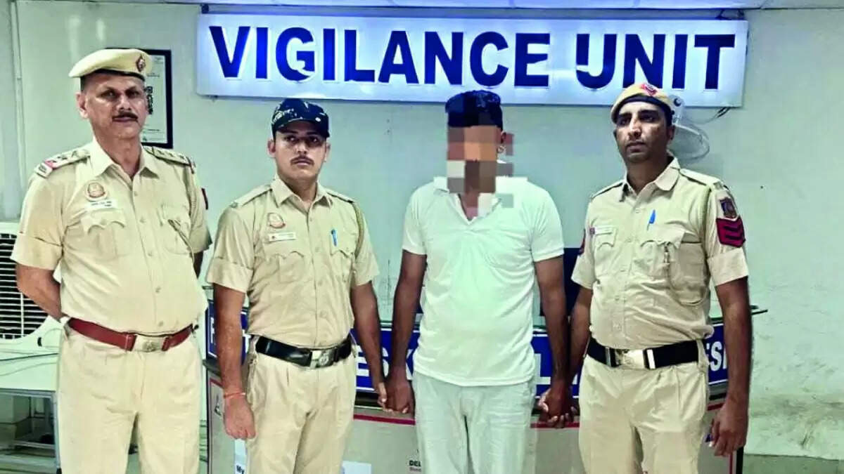 दिल्ली में रिश्वत लेते पुलिस इंस्पेक्टर और फर्जी वकील गिरफ्तार