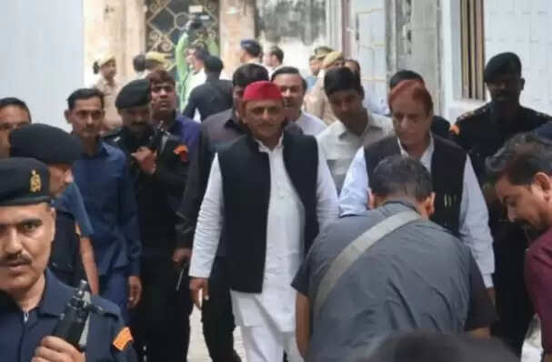 अखिलेश यादव ने आजम खान से की मुलाकात, झूठे मुकदमे का लगाया आरोप