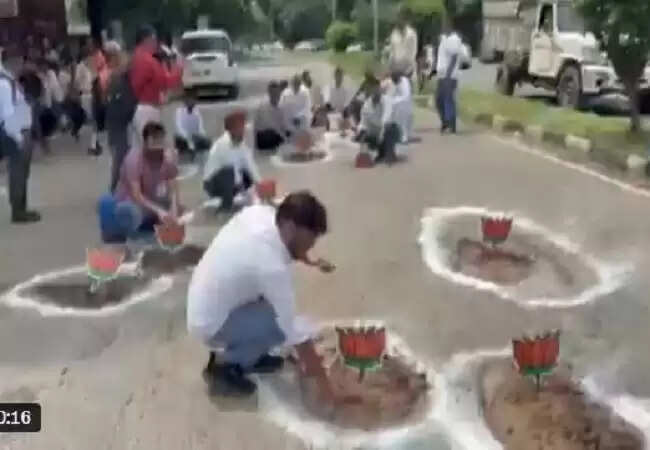 चंडीगढ़ में कांग्रेस का अनोखा विरोध: सड़कों पर कमल के फूल लगाकर जताई नाराजगी