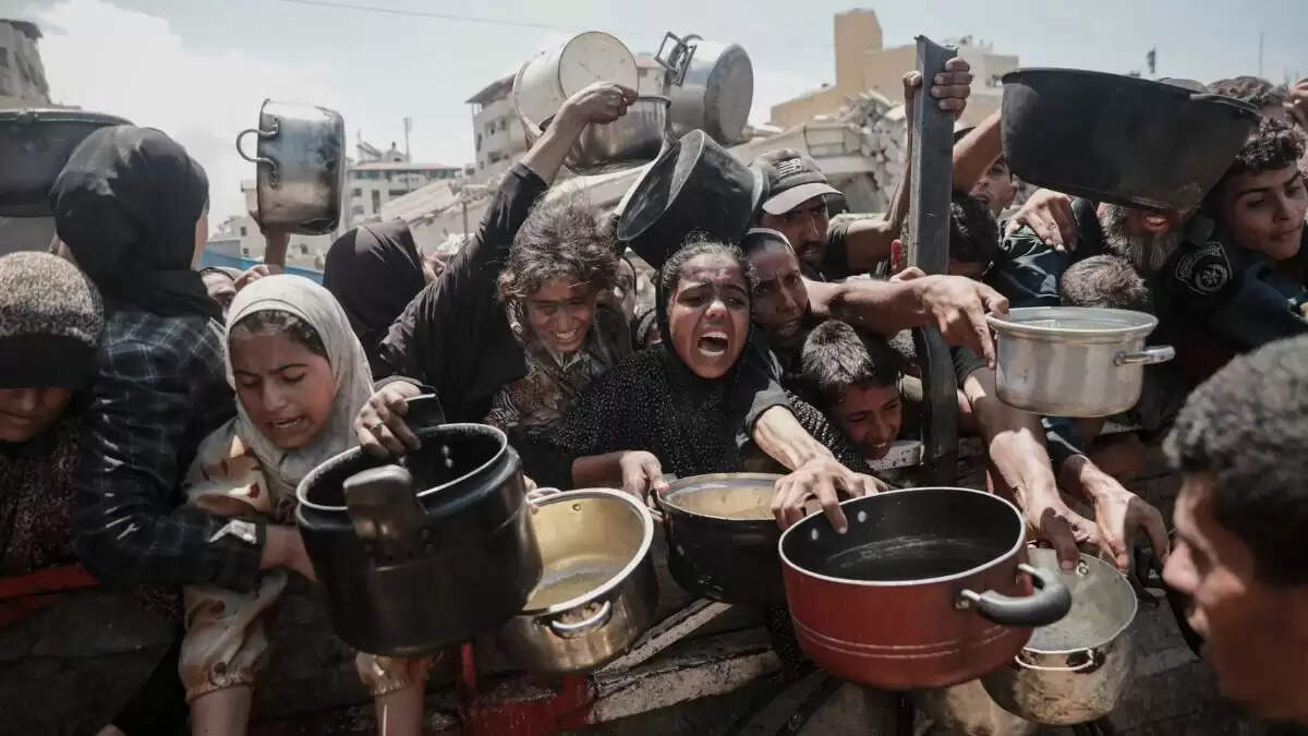 गाजा में मानवीय संकट: हर दिन 28 बच्चे भूख और प्यास से मर रहे हैं
