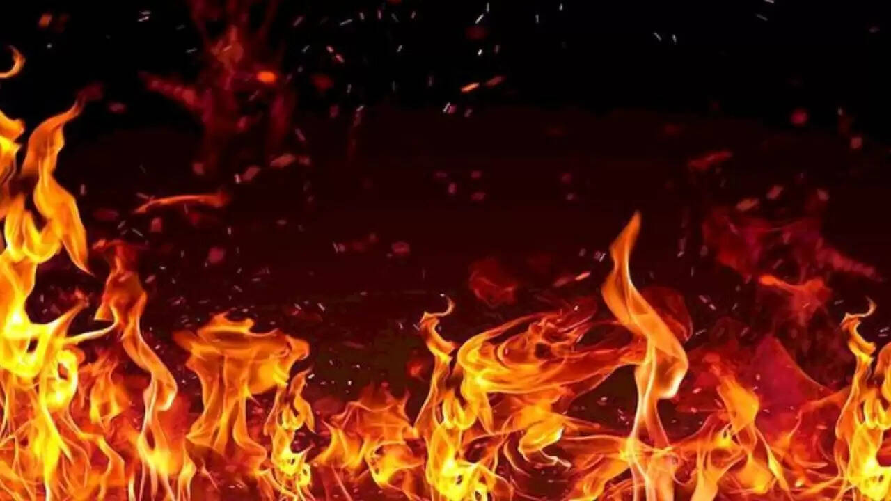 हिमाचल प्रदेश के अर्की बाजार में आग से एक बच्चे की मौत, कई लोग फंसे