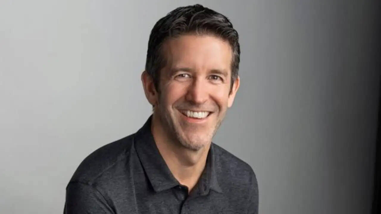 एप्पल में नेतृत्व परिवर्तन: टिम कुक का स्थान लेंगे जॉन टर्नस