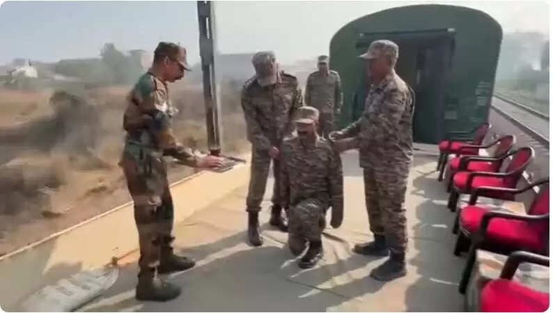 चलती ट्रेन में हवालदार का नायब सुबेदार में प्रमोशन, सेना की अनोखी परंपरा