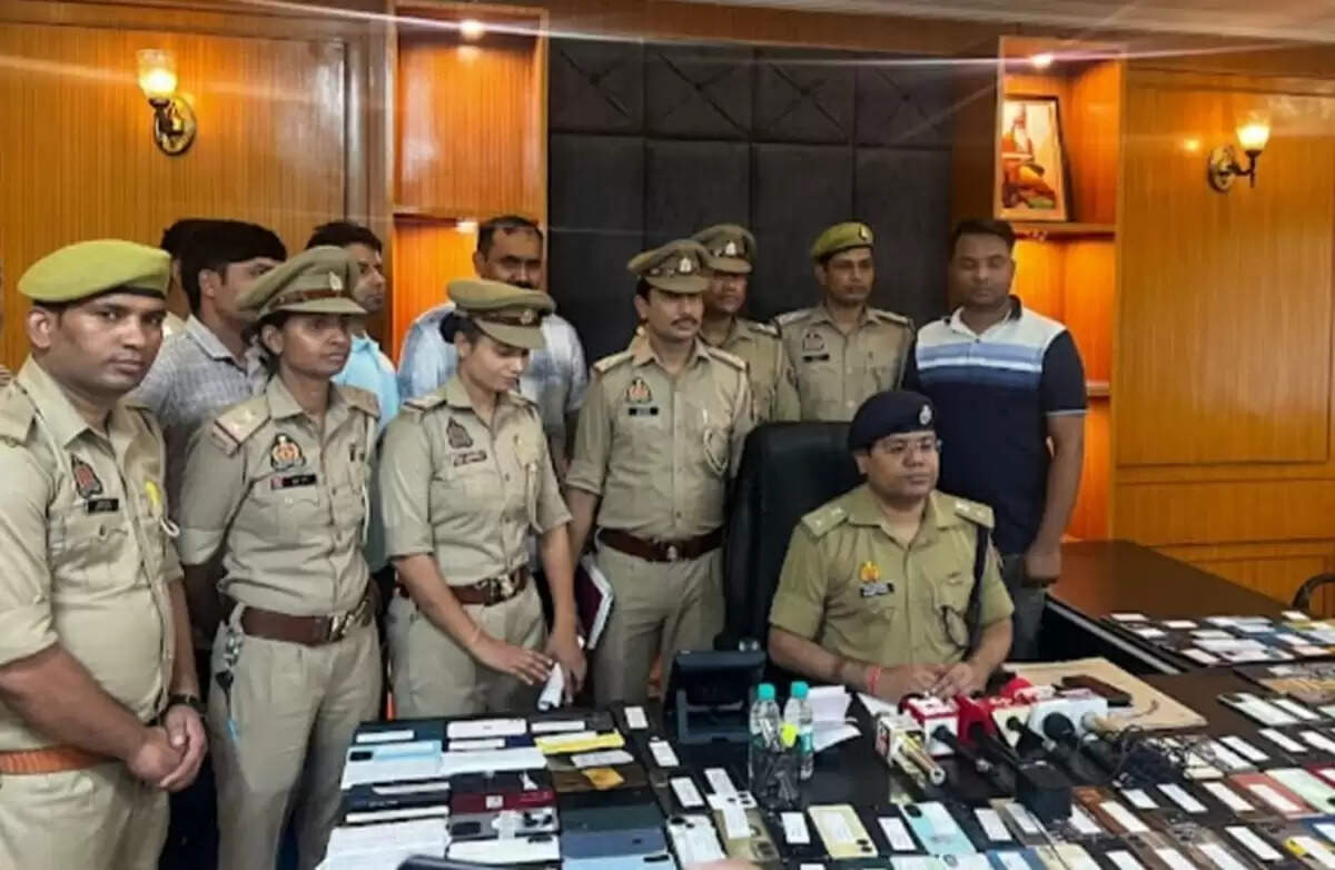 गाजियाबाद पुलिस ने 211 चोरी के मोबाइल फोन बरामद किए, कीमत 45 लाख रुपये