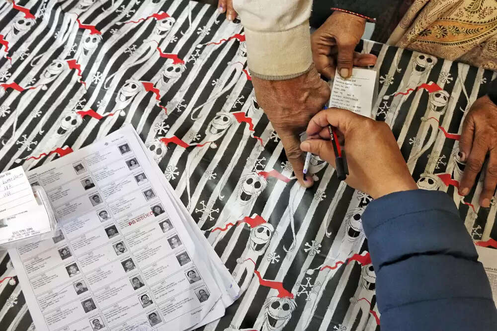 बिहार में मतदाता सूची संशोधन पर विवाद: निर्वाचन आयोग की कार्यशैली पर सवाल