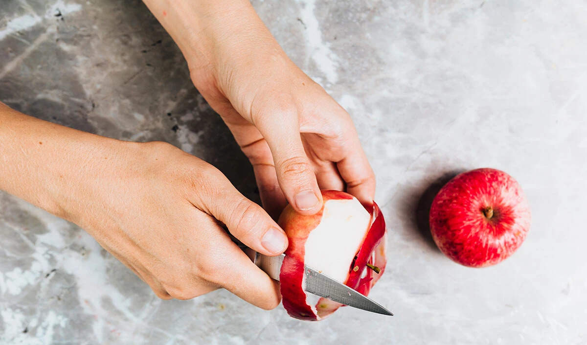 गर्मी में सेब के छिलकों से स्किन की देखभाल के आसान तरीके