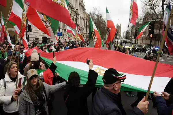 चीन और कनाडा ने ईरान से नागरिकों को निकासी की सलाह दी