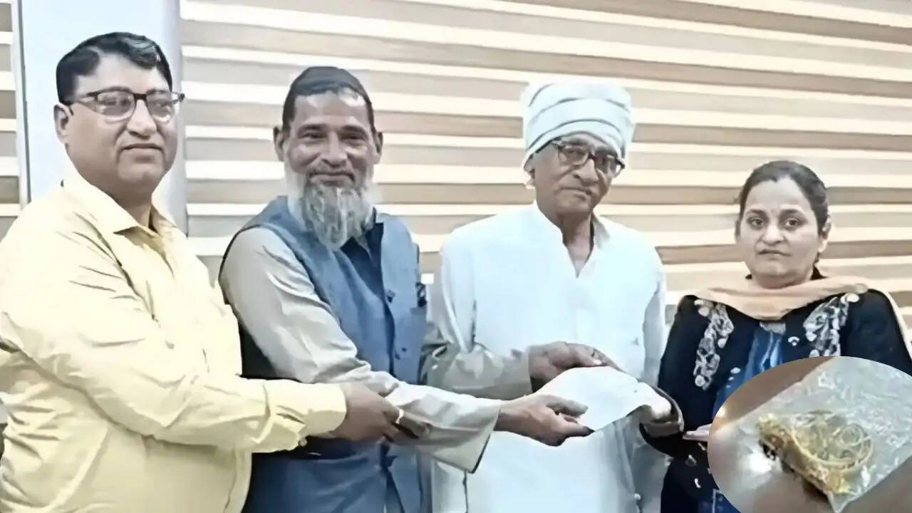 फरीदाबाद में कबाड़ व्यापारी ने दिखाई ईमानदारी, लौटाए लाखों के सोने के गहने