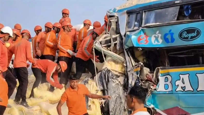 गुजरात में बस और ट्रक की टक्कर, 6 की मौत और 30 घायल