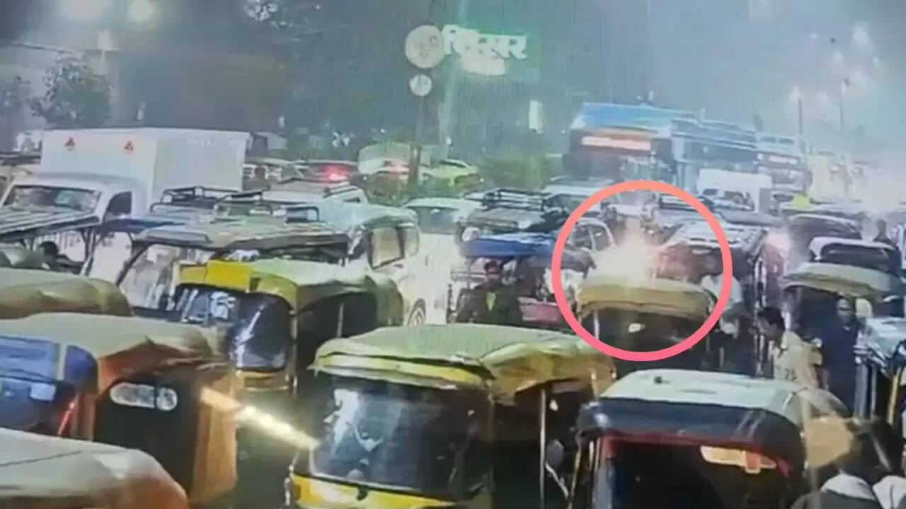 दिल्ली में लाल किले के पास धमाके के बाद अल-फलाह यूनिवर्सिटी से जुड़े डॉक्टरों की गिरफ्तारी