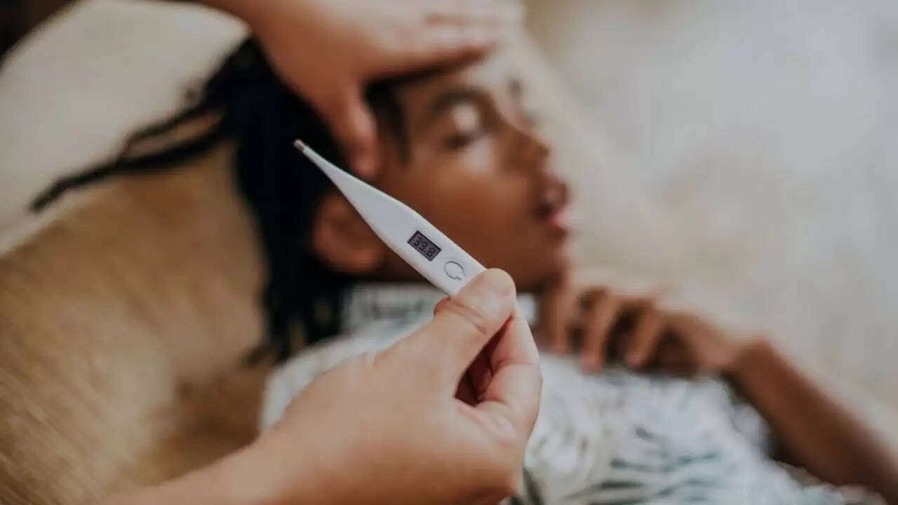 ठंड और बुखार के लक्षण: पहचानें और सही उपचार करें