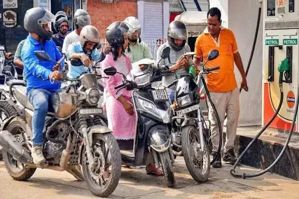 पेट्रोल और डीजल की कीमतों में फिर हुई वृद्धि, जानें नए रेट