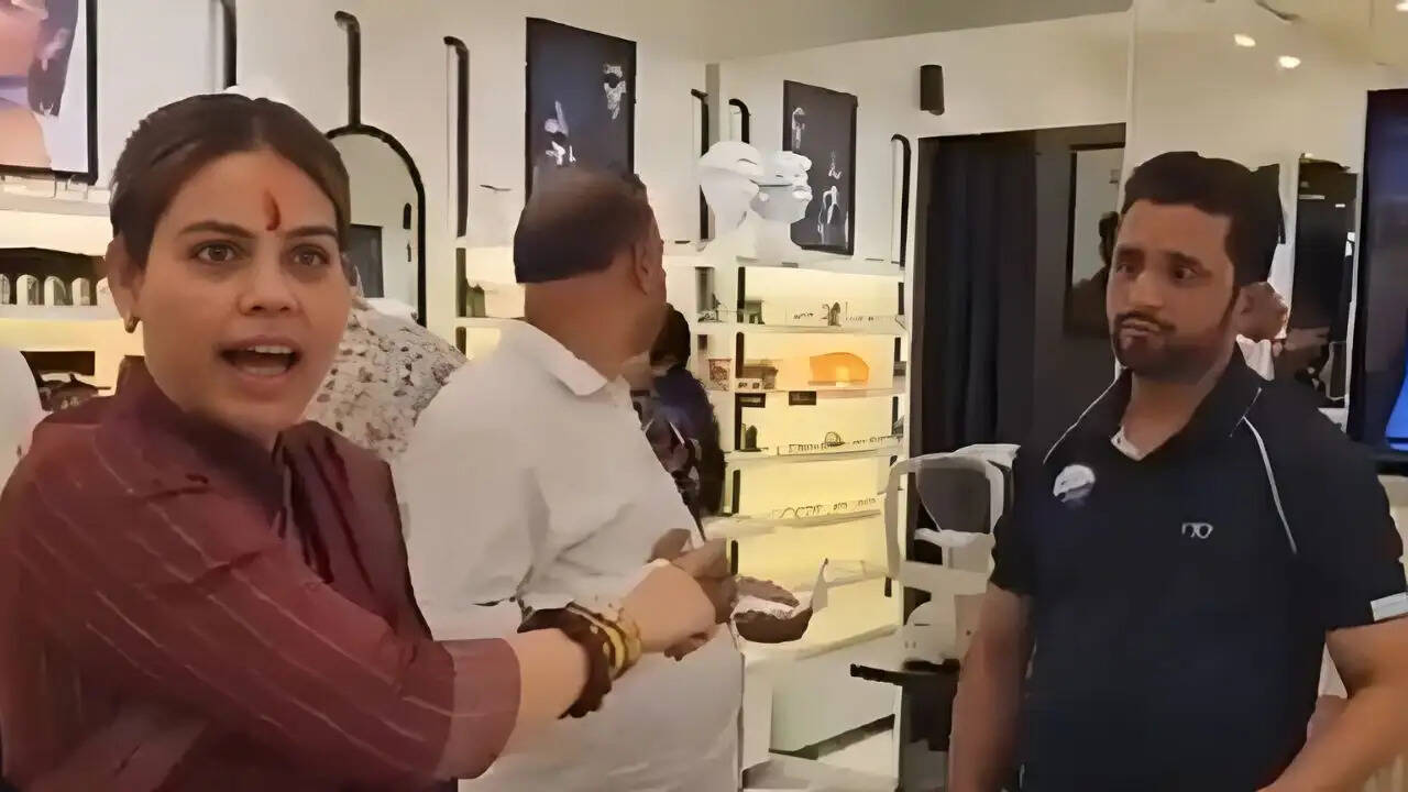 लेंसकार्ट के ड्रेस कोड पर विवाद: नाजिया खान का विरोध