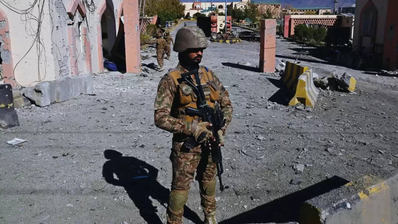 पाकिस्तान में आत्मघाती हमले से मचा हड़कंप: जानें पूरी कहानी