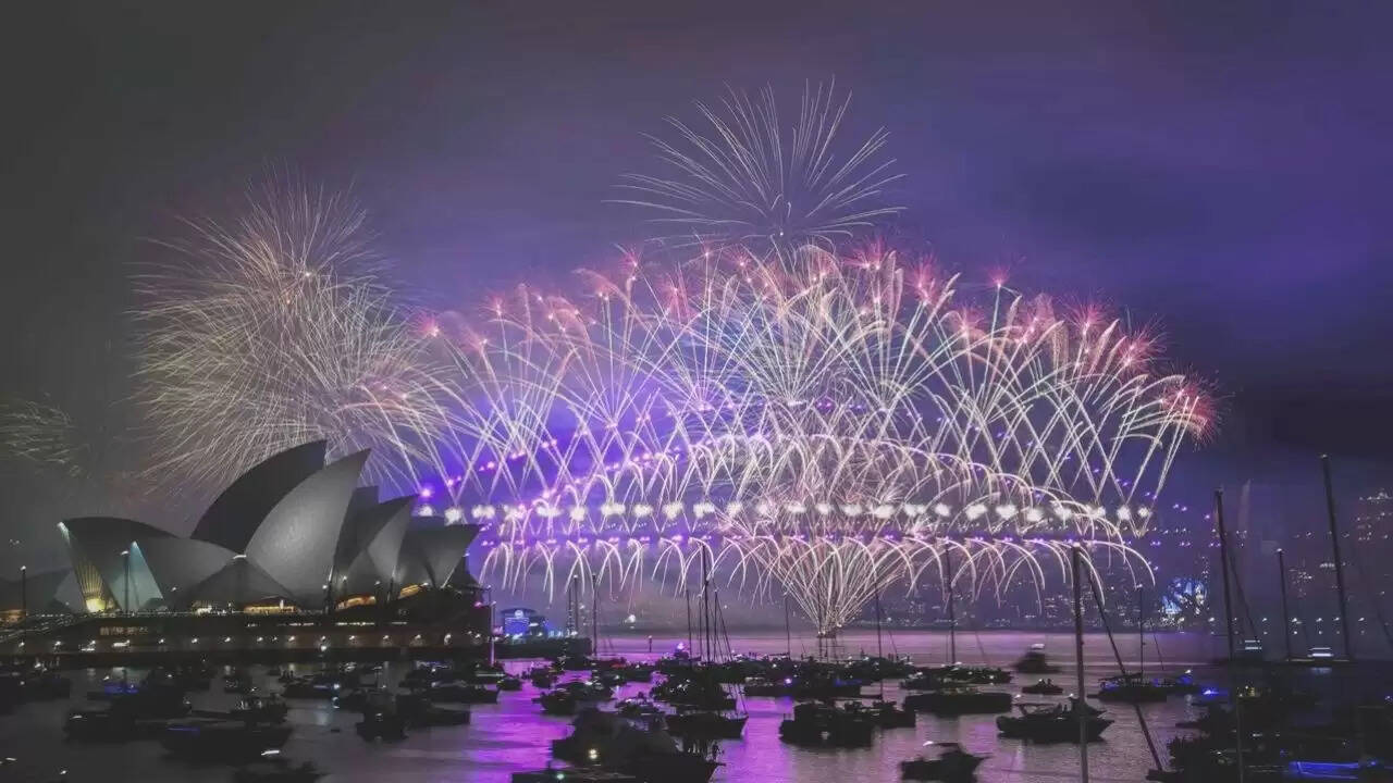 नए साल 2026 का जश्न: दुनिया भर में कैसे मनाया गया स्वागत?