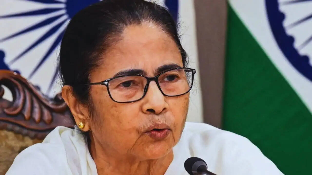 ममता बनर्जी का भाजपा पर हमला: बंगाल की पहचान को बचाने की अपील
