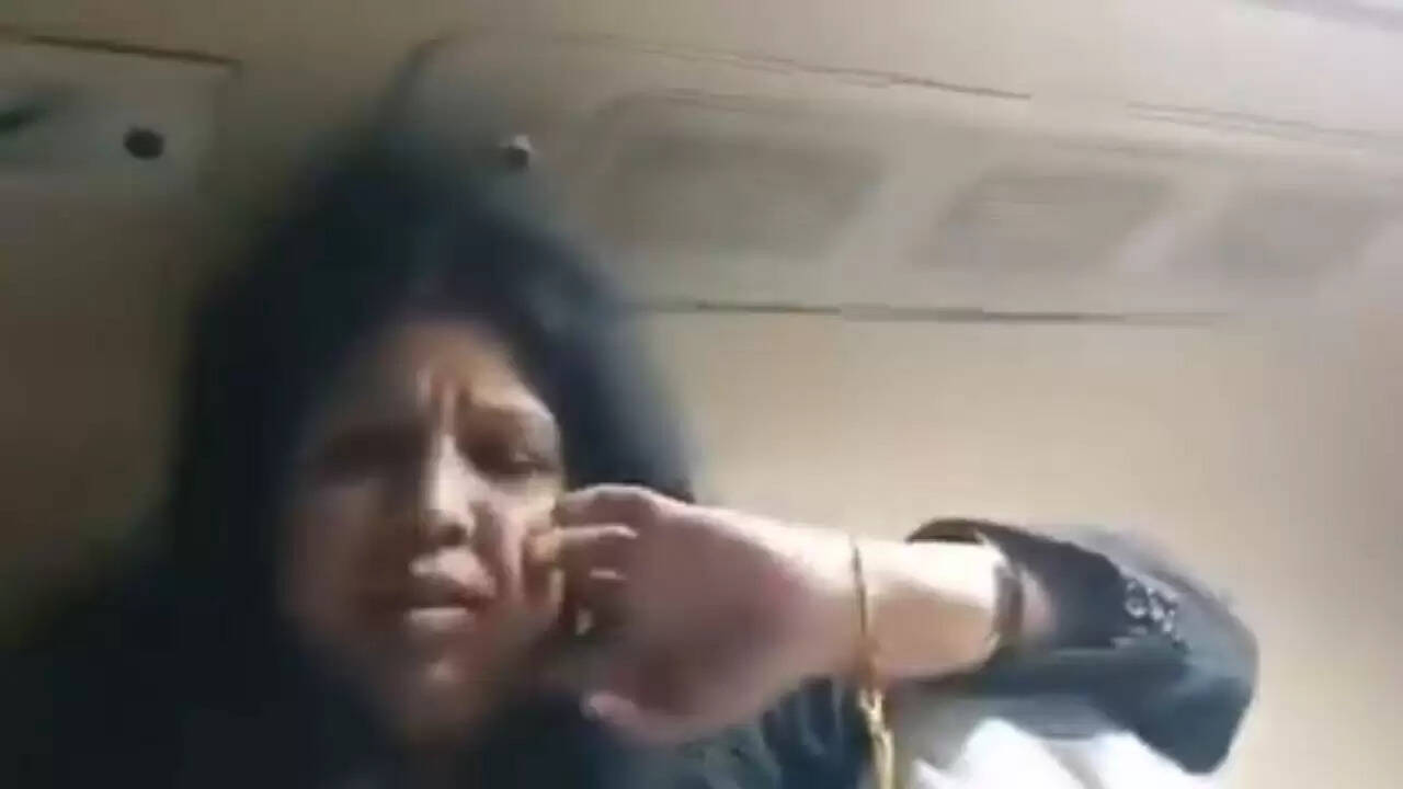 बिना टिकट यात्रा करने वाली महिला का रेलवे स्टाफ से विवाद, पुलिस को करना पड़ा हस्तक्षेप