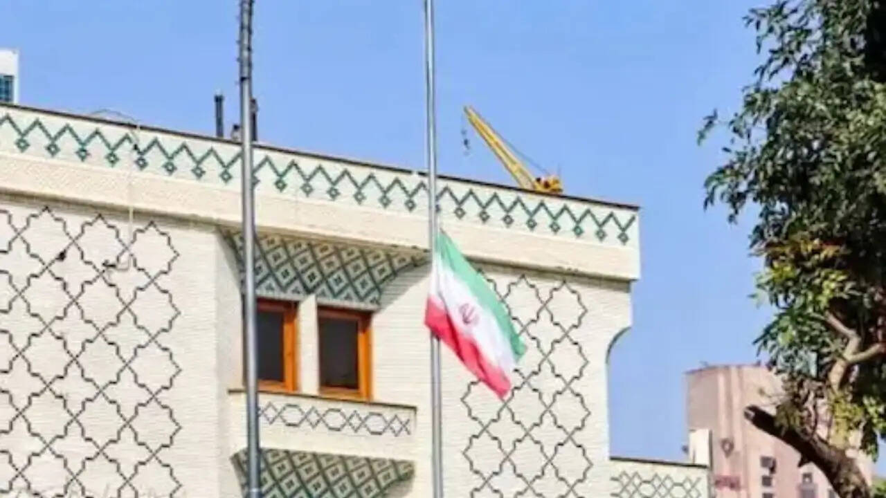 ईरान में चिकित्सा सहायता का विवाद: भारत के दूतावास ने किया पोस्ट, फिर हटाया