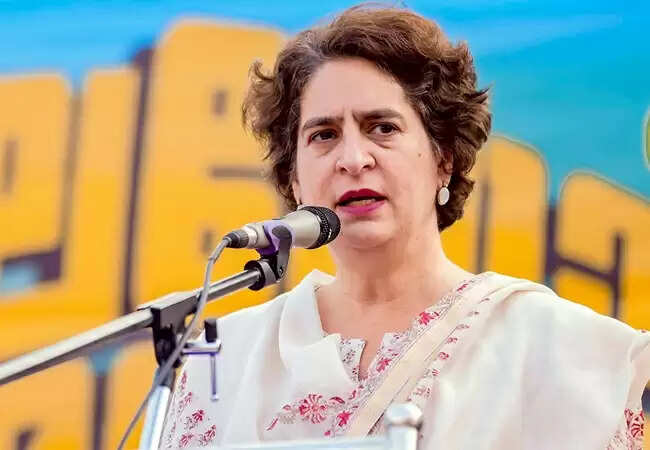 दिल्ली में कांग्रेस सांसद की सोने की चेन लूट, प्रियंका गांधी ने उठाए सवाल