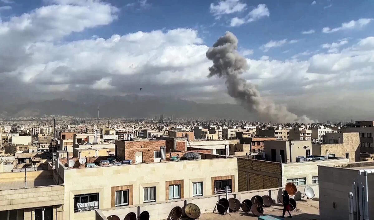 पश्चिम एशिया में बढ़ते तनाव: अमेरिका और इजराइल का ईरान पर सैन्य हमला