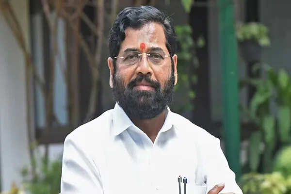 पायलट ने उड़ान से किया इनकार, उपमुख्यमंत्री शिंदे ने महिला मरीज की जान बचाई