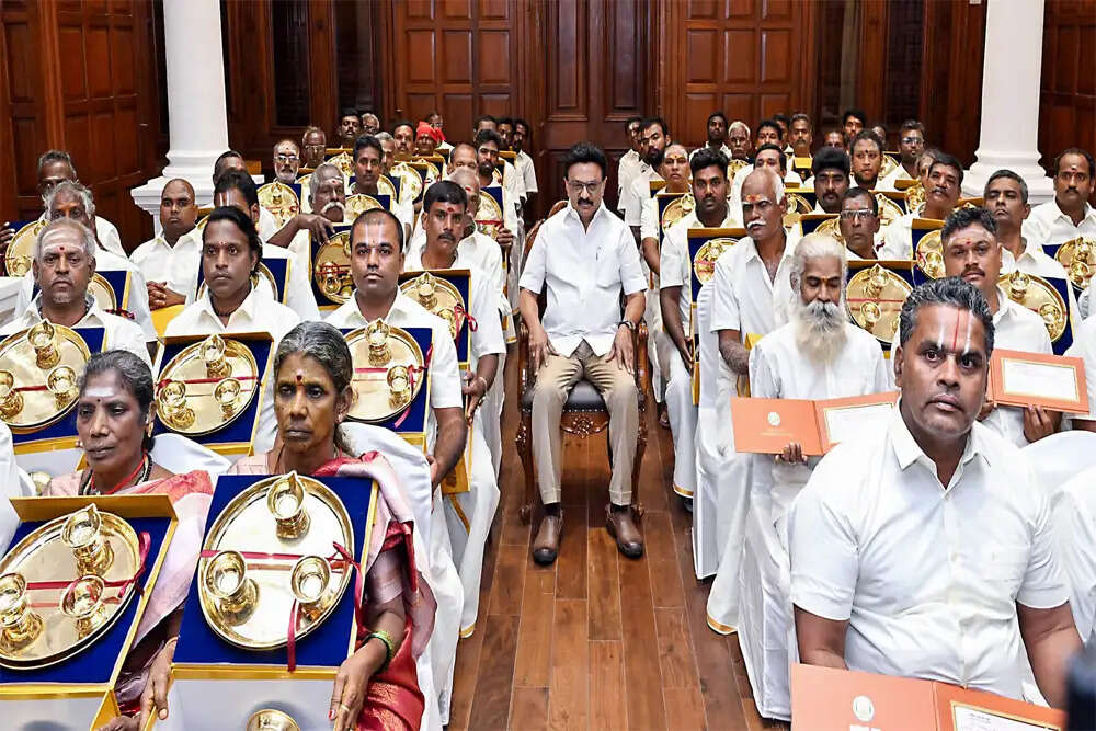 तमिलनाडु में चुनावी रणनीतियों का नया फॉर्मूला: महिलाओं को आर्थिक सहायता