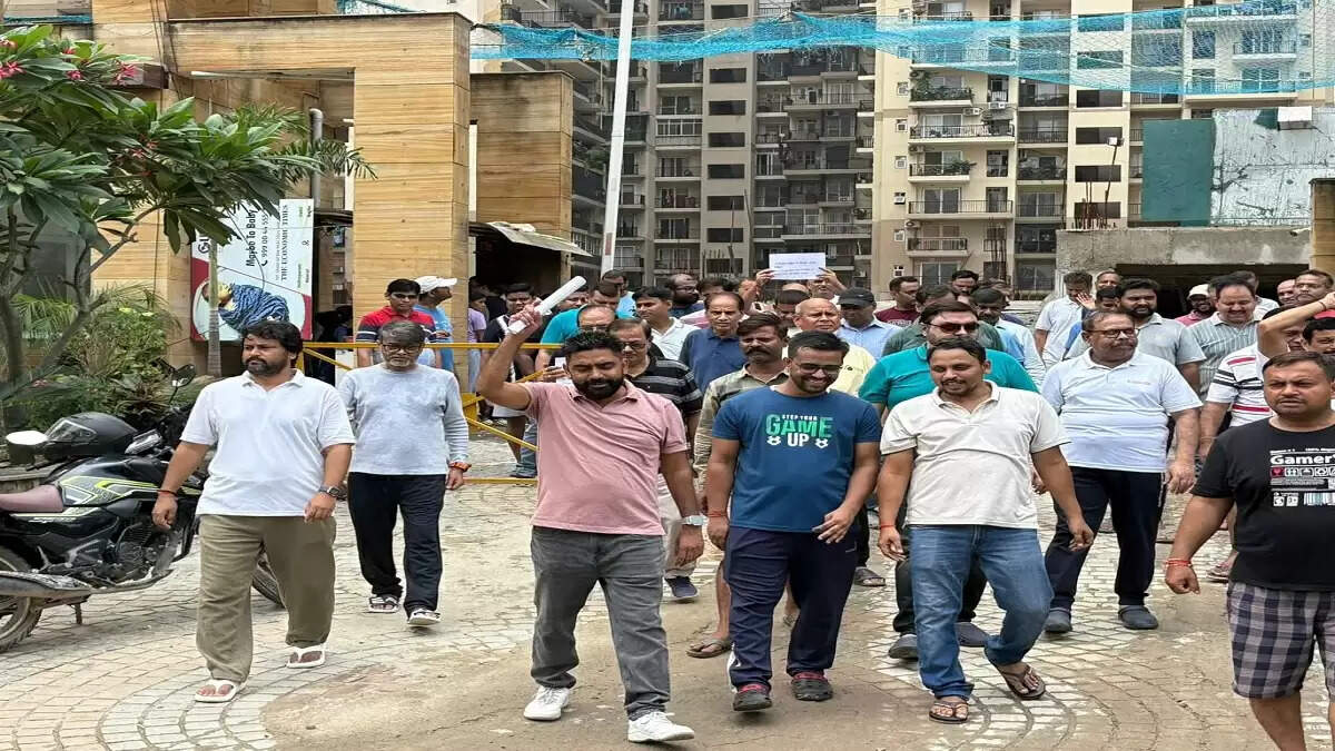 ग्रेटर नोएडा वेस्ट में निवासियों का बिल्डर के खिलाफ प्रदर्शन