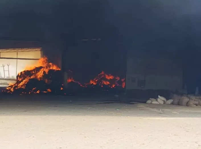 भीषण आग से करनाल की रिफाइंड तेल फैक्ट्री में करोड़ों का नुकसान